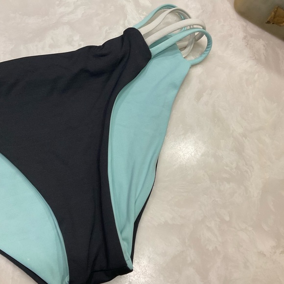 Bombshell Reversible Bikini by L Space, Black & Green, Removeable Strap, Sz Med - Picture 4 of 16